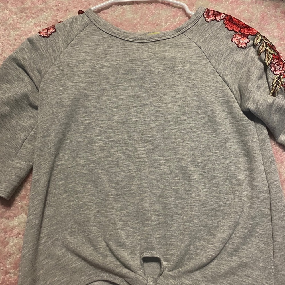 Kids nordstrom grey tee. Flower design on sleeves